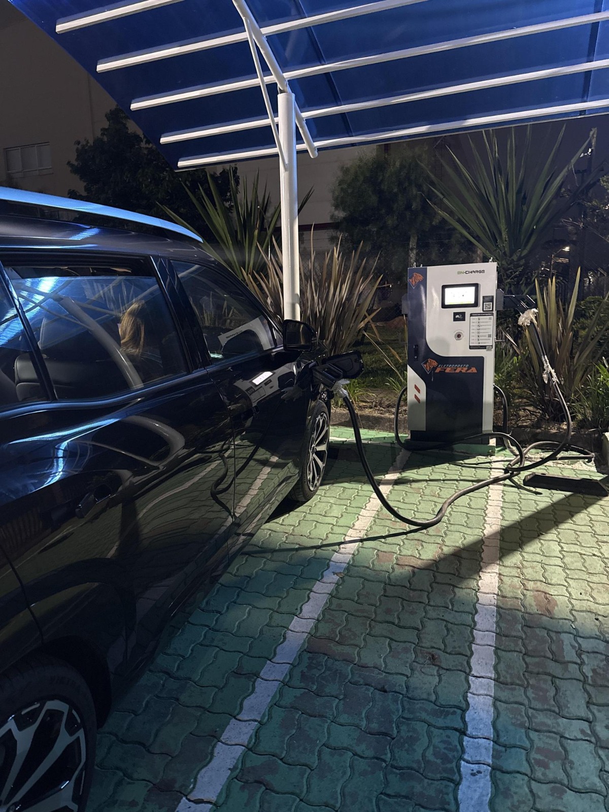 Eletroposto Fera à noite