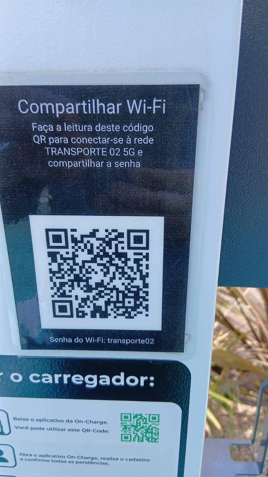 SUV carregando no Eletroposto Fera