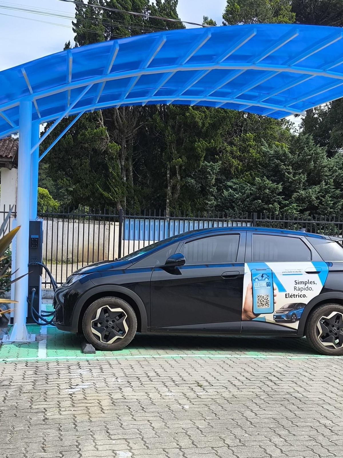 Eletroposto Fera à noite — aberto 24h