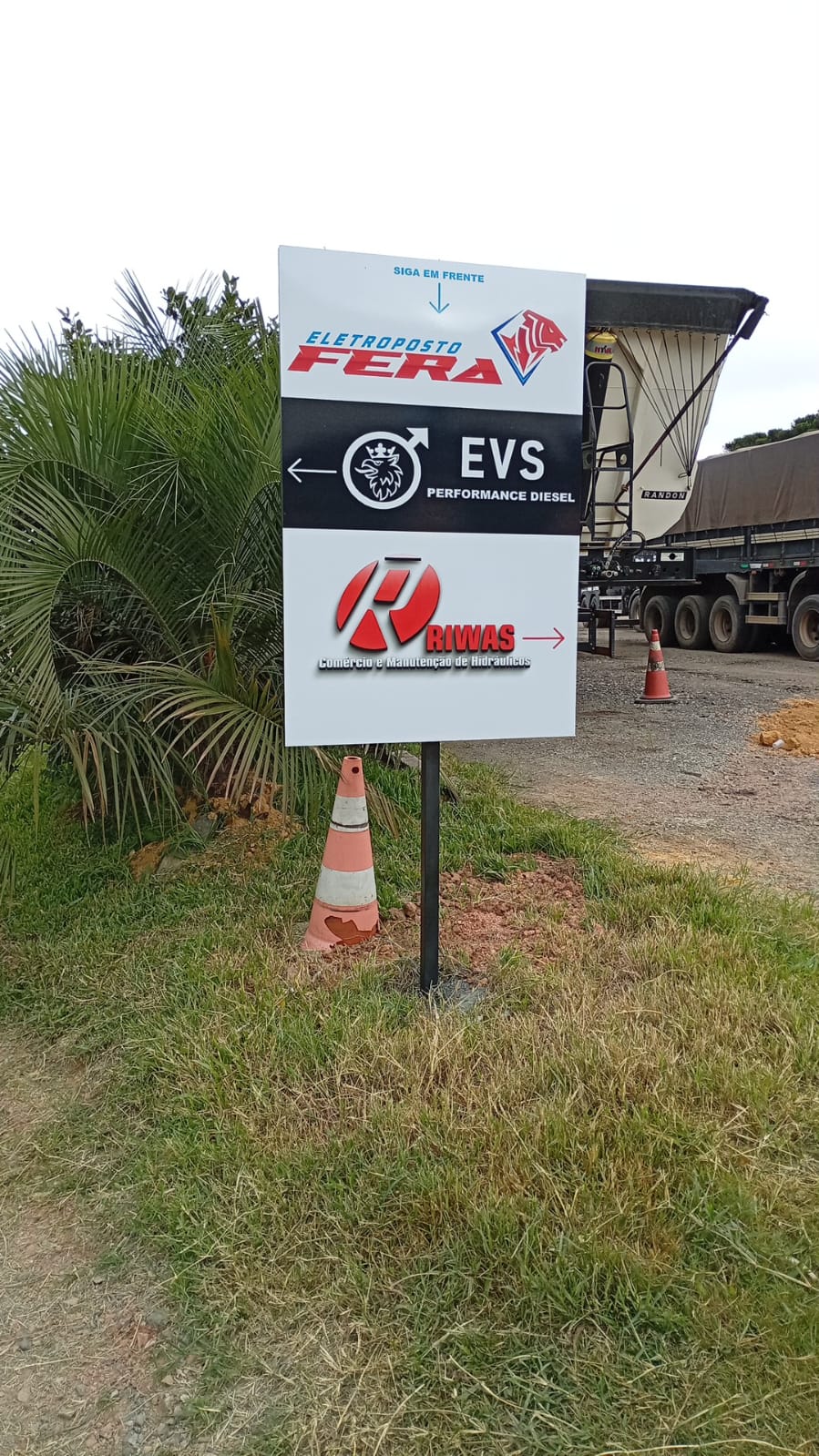 Placa de entrada do Eletroposto Fera