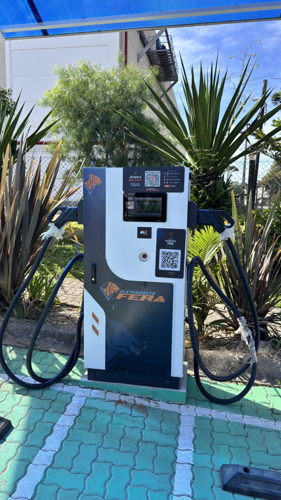 Carregador rápido DC de 80 kW do Eletroposto Fera, com conector CCS2, visto de frente